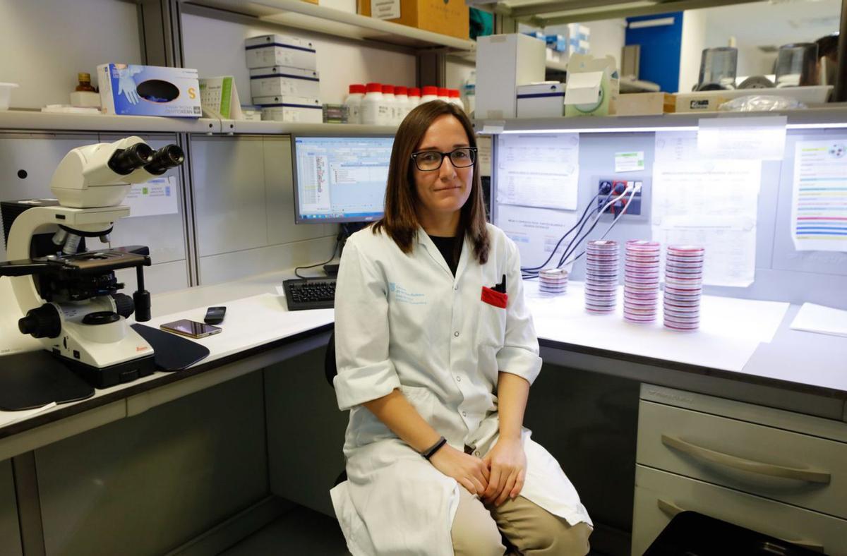 Gemma Jiménez, en el laboratorio de Microbiología del Hospital Can Misses. | JUAN A. RIERA