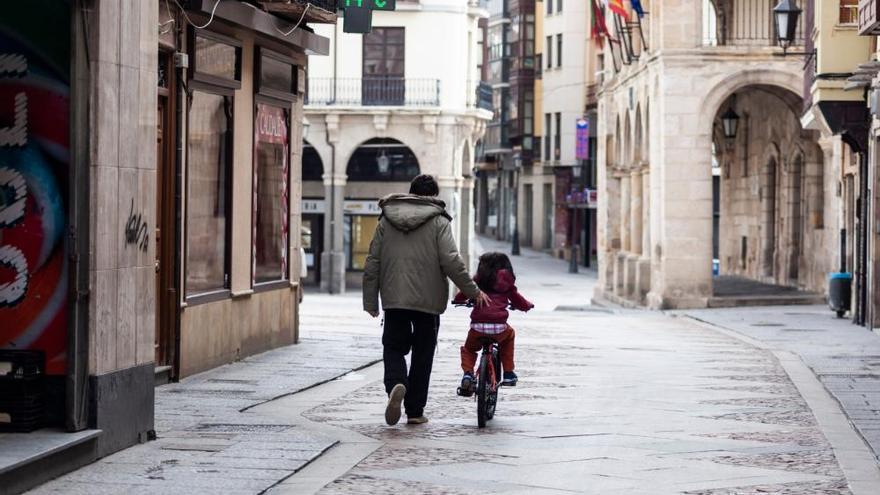 Los niños salen a la calle tras mes y medio de confinamiento