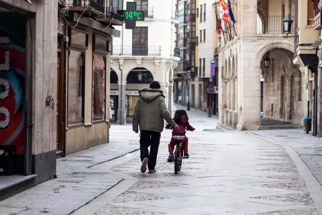 Los niños salen a la calle tras mes y medio de confinamiento