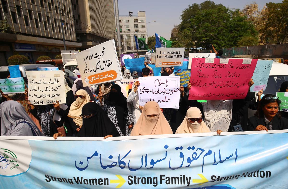 Partidarios del partido islamista Jamaat-e-Islami muestran pancartas durante una manifestación en Karachi (Pakistán), con motivo del 8-M.