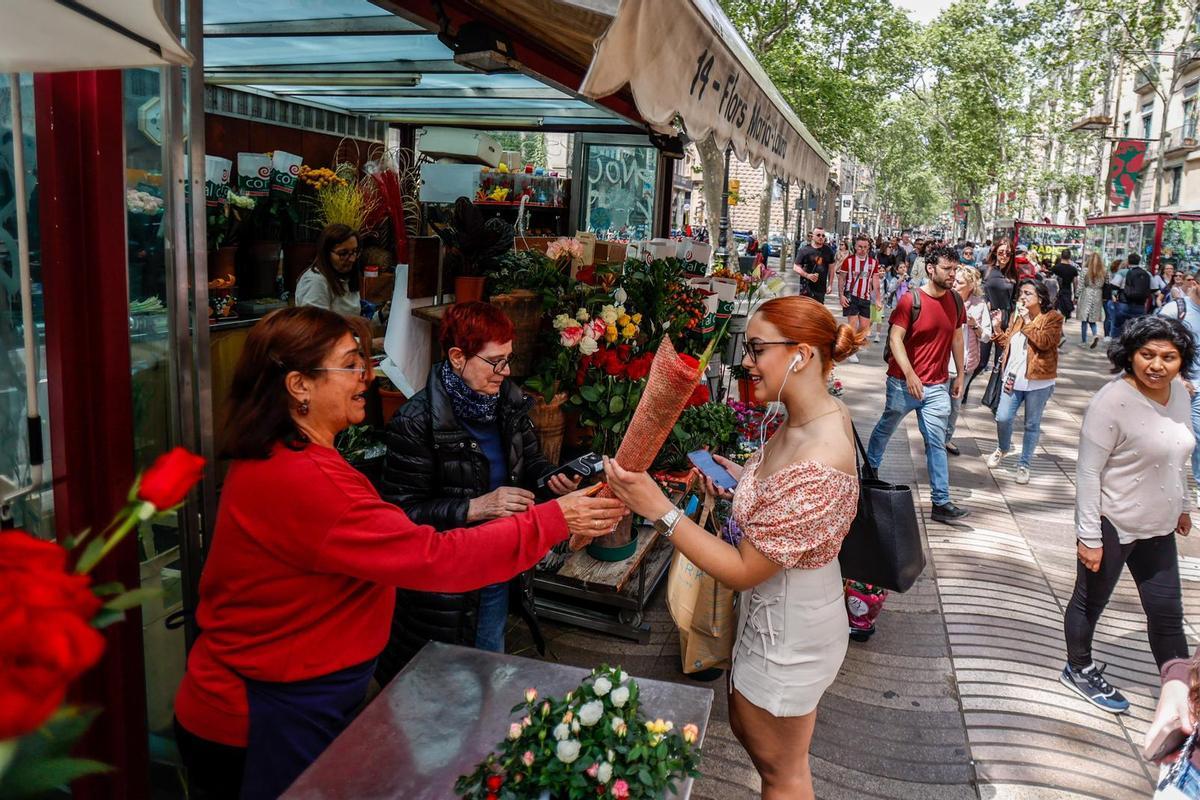 Ambiente previo al día de Sant Jordi en La Rambla de Barcelona