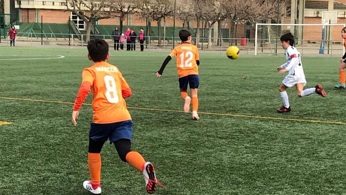 Imagen de un partido en el campo de hierba artificial del Colegio Cristo Rey de Zaragoza.