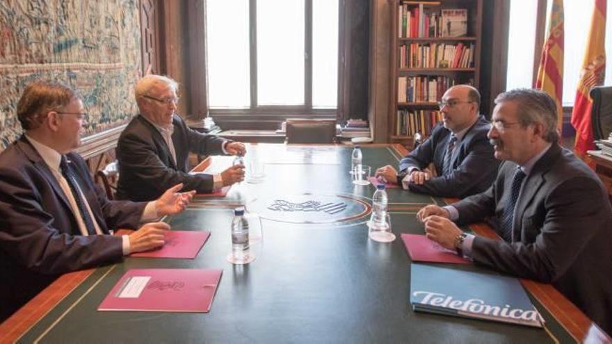 Ximo Puig, Joan Ribó, el presidente de Telefónica España, Emilio Gayo, y el director territorial, Kim Faura, ayer, en el Palau.