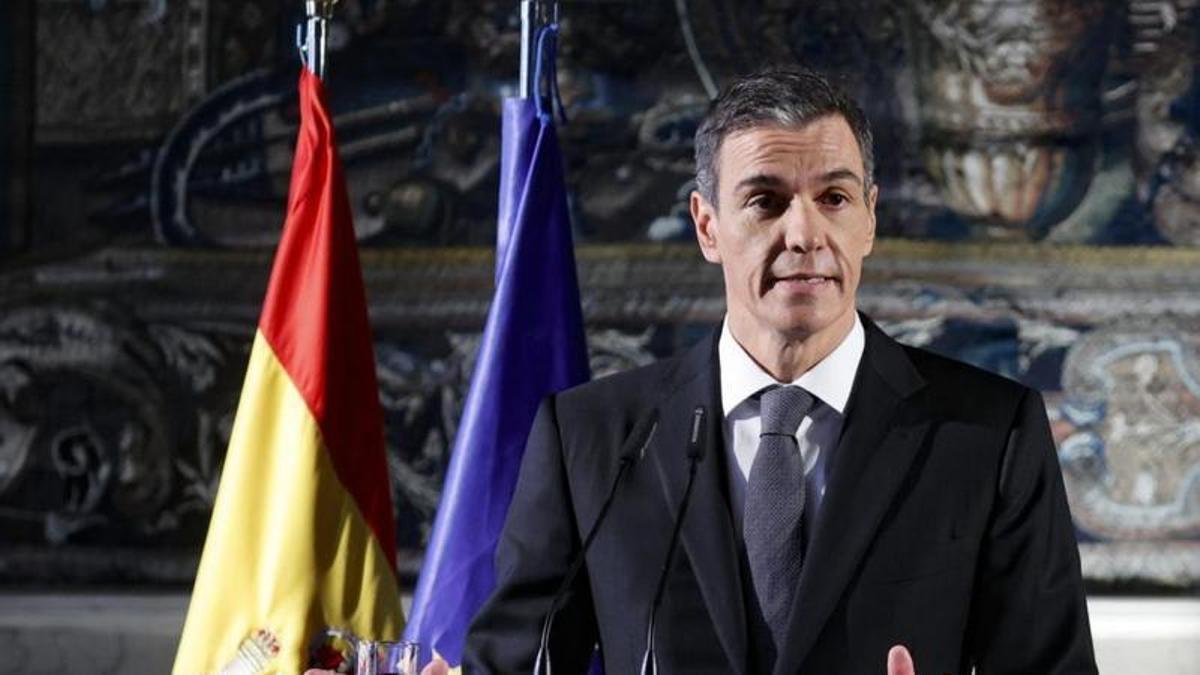 Pedro Sánchez, a l’ambaixada davant la Santa Seu, a Roma, ahir. | FABIO FRUSTACI / EFE