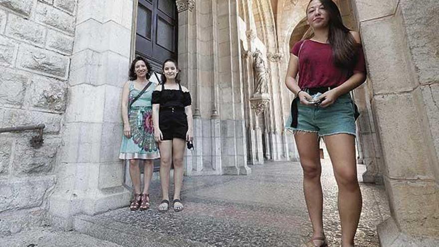 Mavi Cortés, Helena Blanco y Mayu Sargent posan para este reportaje.