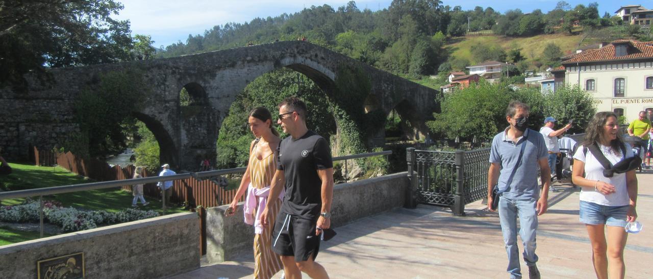 Visitantes junto al puente &quot;romano&quot; de Cangas de Onís.