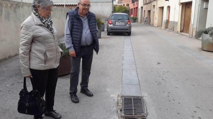 Veïns del carrer amb una reixa del clavegueram a punt de saltar