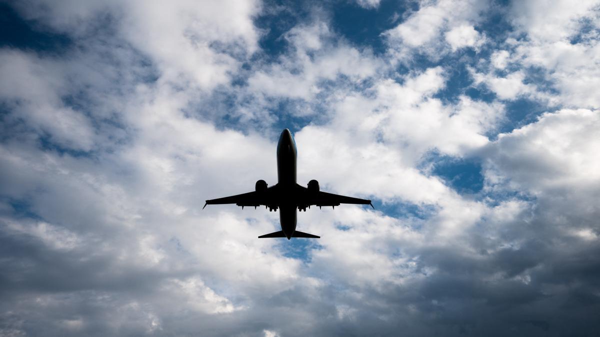 Flugzeug am Himmel: Der Krieg in der Ukraine überschattet die Reiseplanungen vieler Menschen für den Sommer.