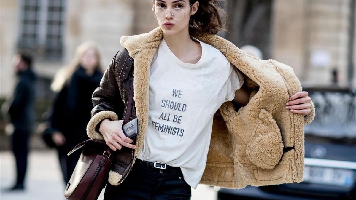 Una modelo luce la camiseta &quot;We should all be feminists&quot; (Todos deberíamos ser feministas) que comercializó Dior.