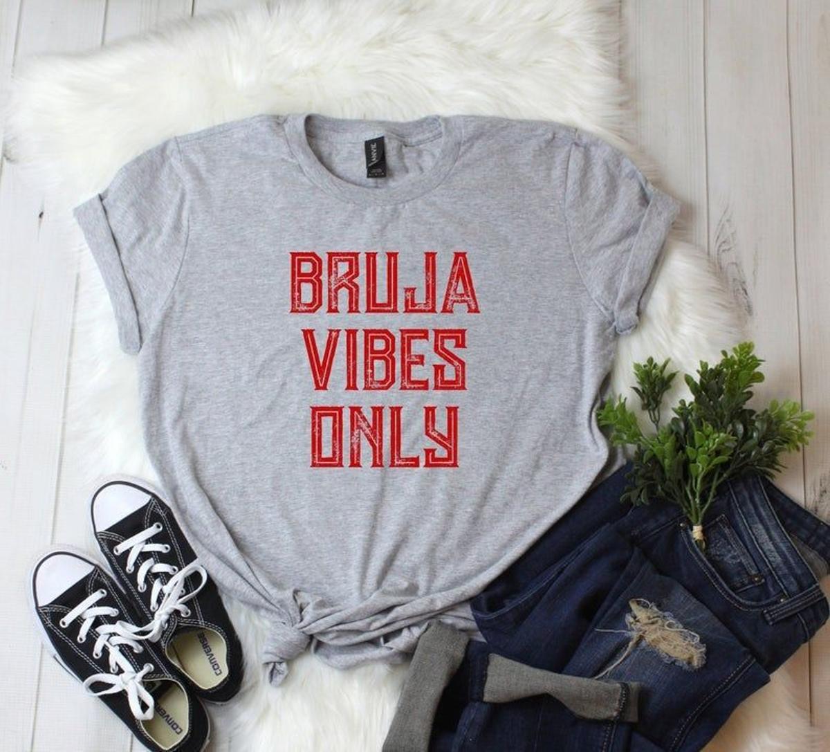 Camiseta 'Bruja vibes only' (Precio: 16,77 euros)