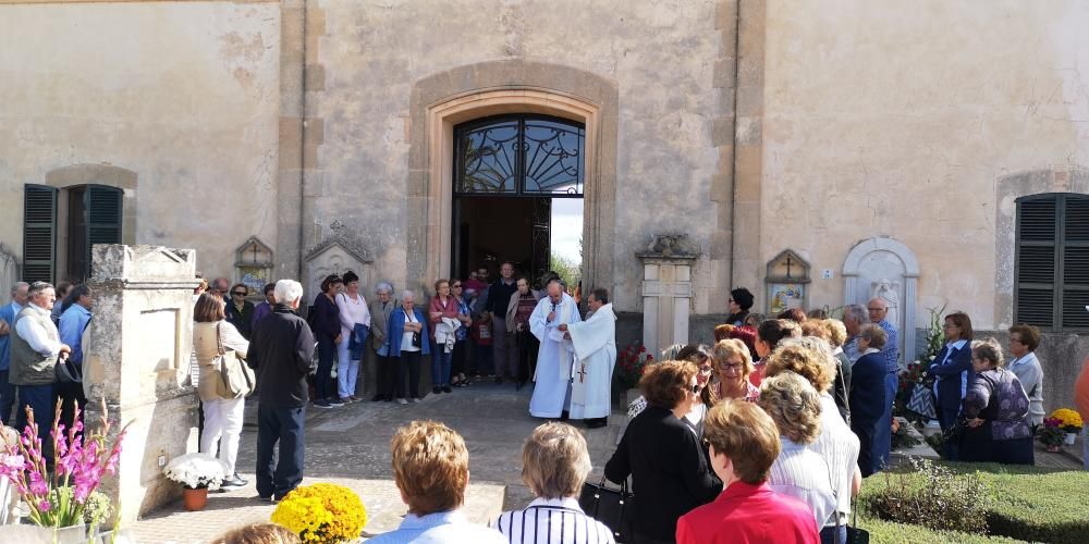 Jornada de recuerdo y flores en los cementerios