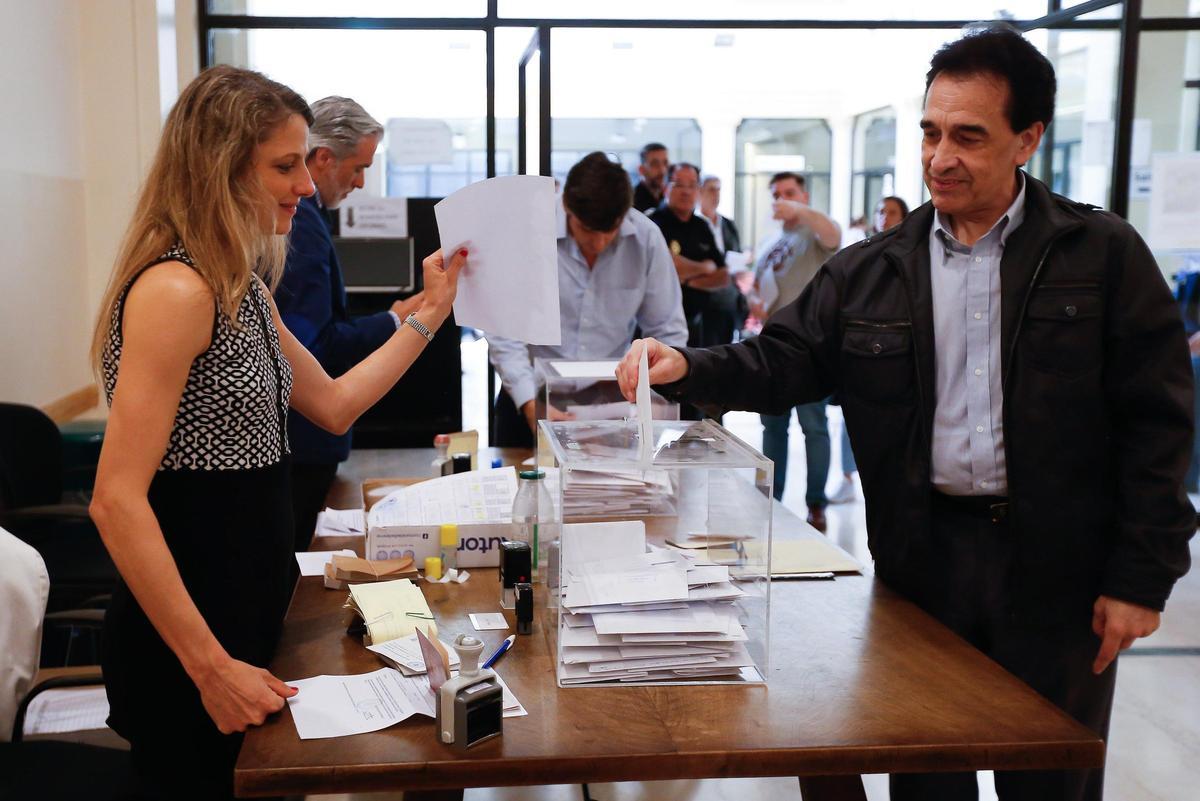 Ciudadanos españoles votando en 2019 en el consulado de Buenos Aires (Argentina).
