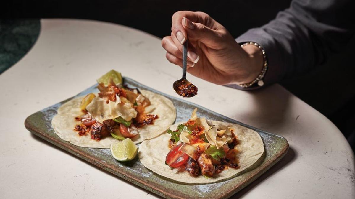 Los tacos de pulpo zarandeado a las brasas con pico de gallo y crujiente de yuca de Barracuda MX.