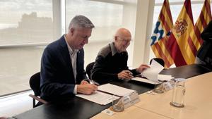 El alcalde Albiol y el presidente de la Fundació Banc dAliments de Barcelona, Lluís Fatjó-Vilas, firman un convenio para reforzar el modelo de ayuda alimentaria