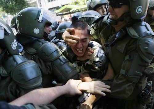 Un estudiante es detenido durante una manifestación cerca del Ministerio de Educación en Santiago, Chile.