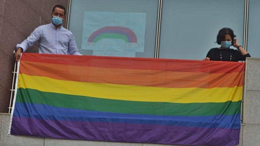 El concejal de Igualdade, Daniel Arosa, colocando la bandera.