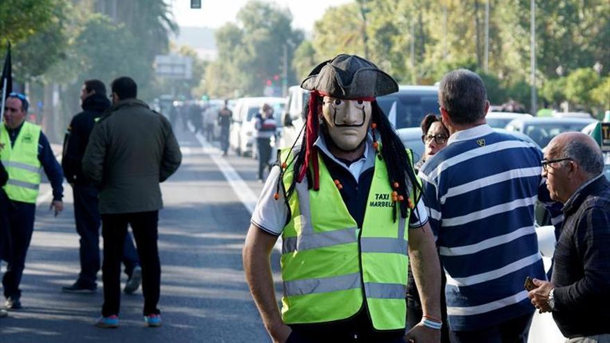 Más de 200 taxis protestan para exigir un mayor control de los VTC