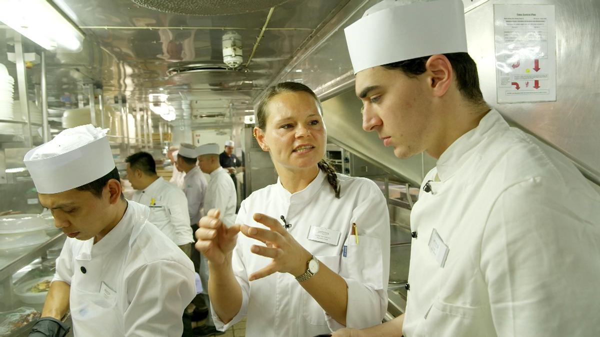 Küchenchefin Marie mit Praktikan Liam.