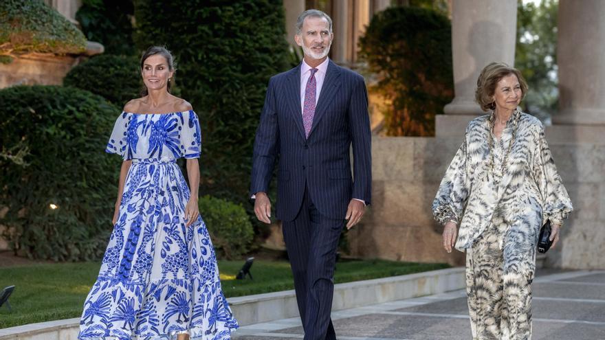 La reina Letizia estrena firma con un vestido mediterráneo para recibir a la sociedad balear