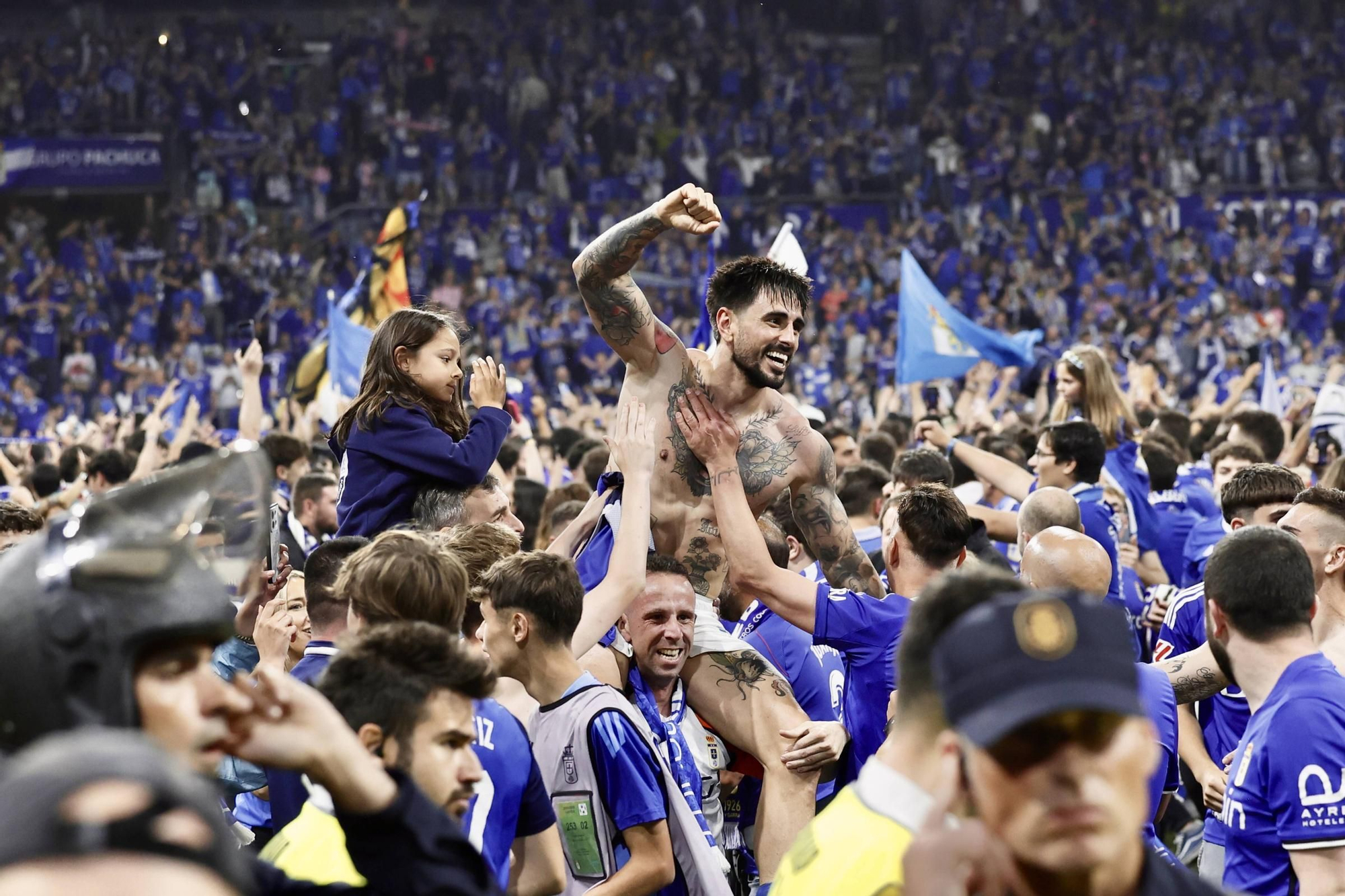 EN IMÁGENES: Así se vivió en el Carlos Tartiere la noche del ascenso del Oviedo a Primera División 24 años después