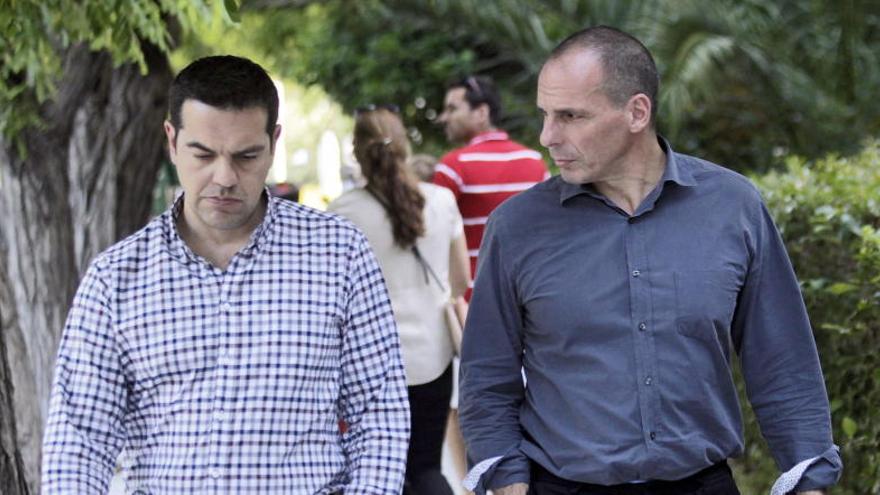 Varufakis y Tsipras dando un paseo.