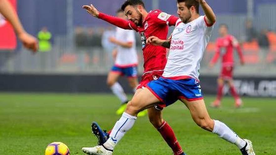 Edu Expósito pugna con un rival en el partido ante el Rayo.