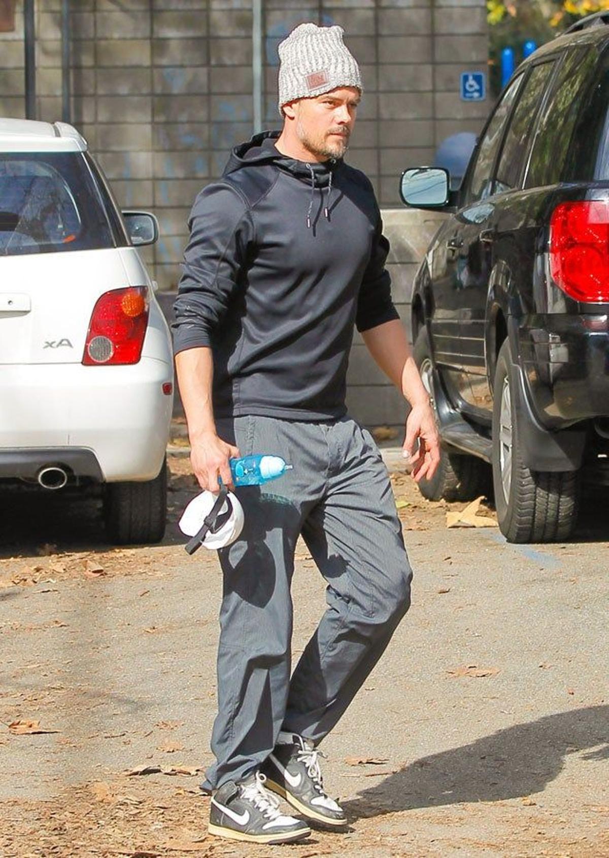 Josh Duhamel con una botella de agua para pasar la tarde en el parque