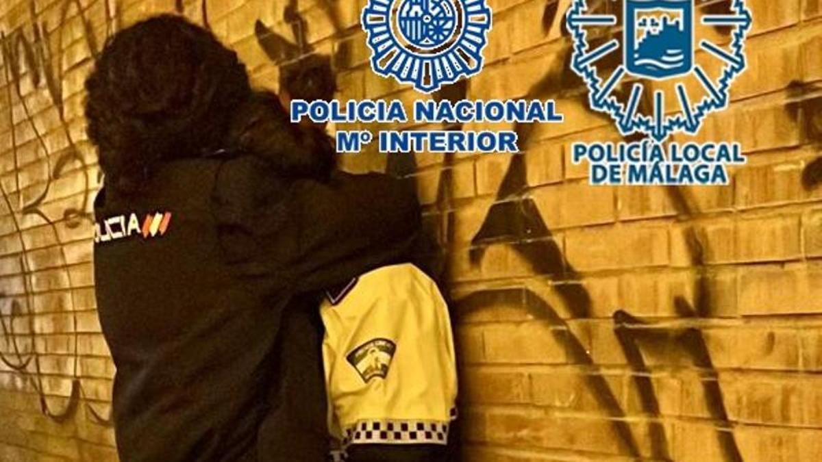 Las dos jóvenes rescatadas y abrigadas con chaquetas de la Policía Local y Nacional.