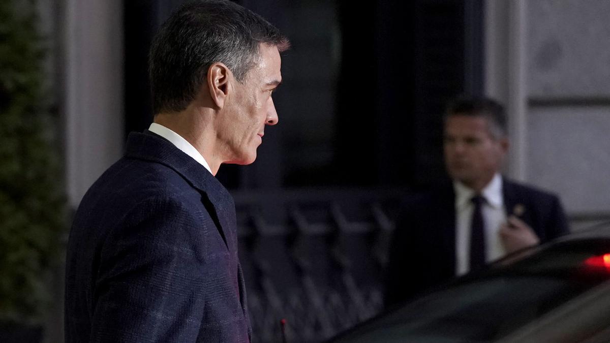 Pedro Sánchez sale del Congreso de los Diputados.