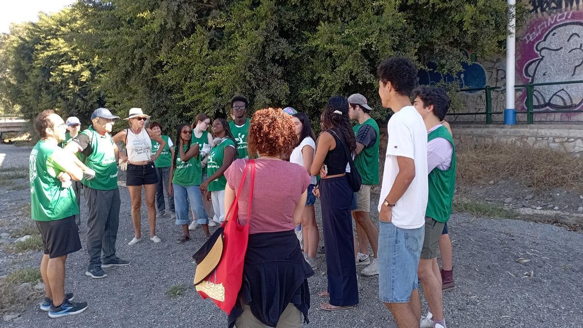 Jóvenes de universidades de Estados Unidos, del programa CASA de la Universidad de Granada, con voluntarios de Andalimpia, tras la limpieza del arroyo Jaboneros.