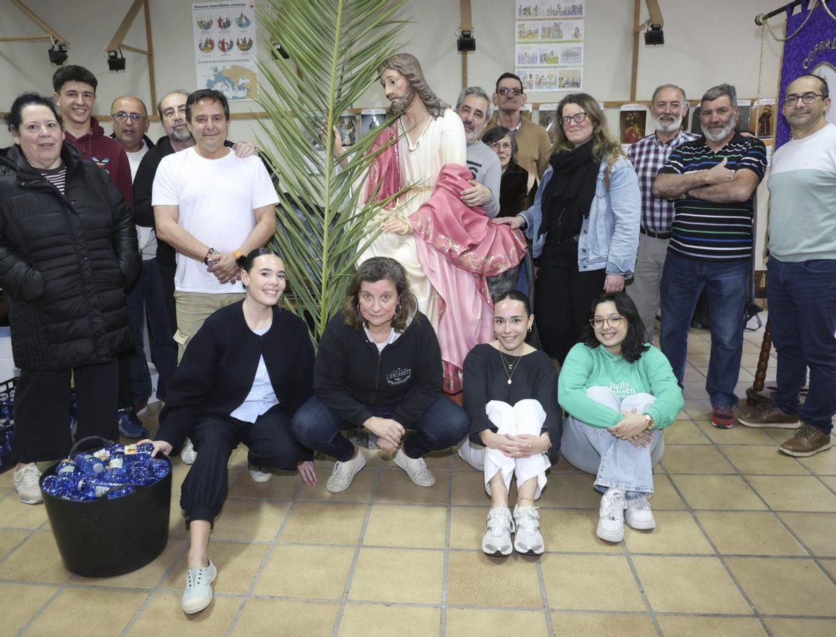 Integrantes de la cofradía Segunda Estación, ayer junto a la imagen de la Borriquita. | NOÉ PARGA