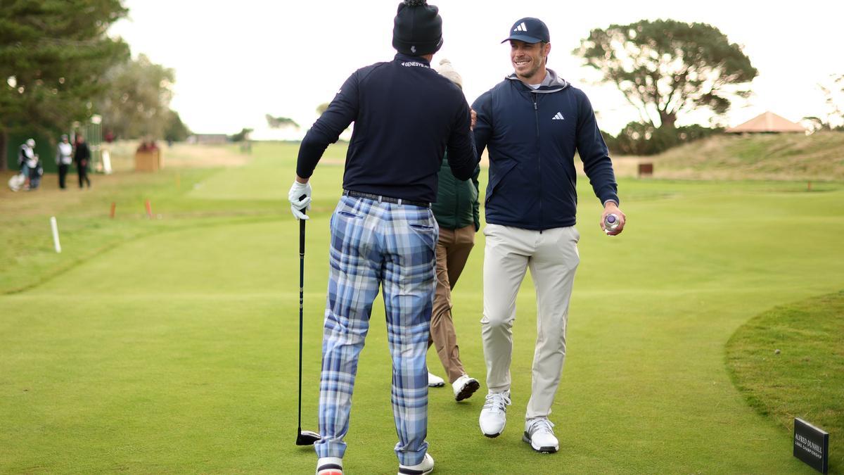 Ian Poulter y Gareth Bale se saludan en el tee del hoyo 10 de Carnoustie.