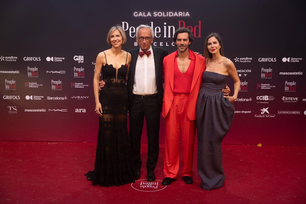 Aina Clotet, Bonaventura Clotet, Marc Clotet, Natàlia Sanchez. Photocall de la 16a Gala Solidaria People in Red, presidida por el Dr. Bonaventura Clotet, en el MNAC. Barcelona. 11/05/2026. Cultura.  AUTOR: Marc Asensio.         Barcelona, Catalunya, España, Gala Solidaria People in Red, Dr. Bonaventura Clotet, cultura, influencers, photocall, enfermedades infecciosas, Jaume Collboni, ajuntament de Barcelona