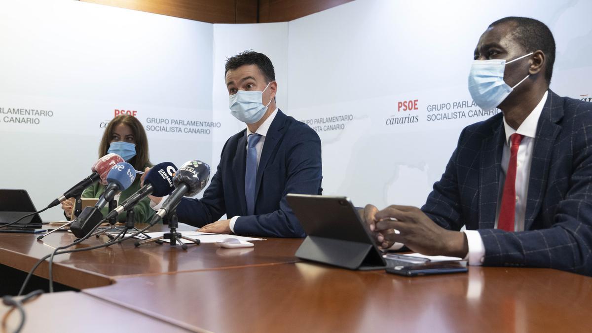 Tamara Raya, Héctor Gómez y  Luc André Diouf, hoy, durante la rueda de prensa.