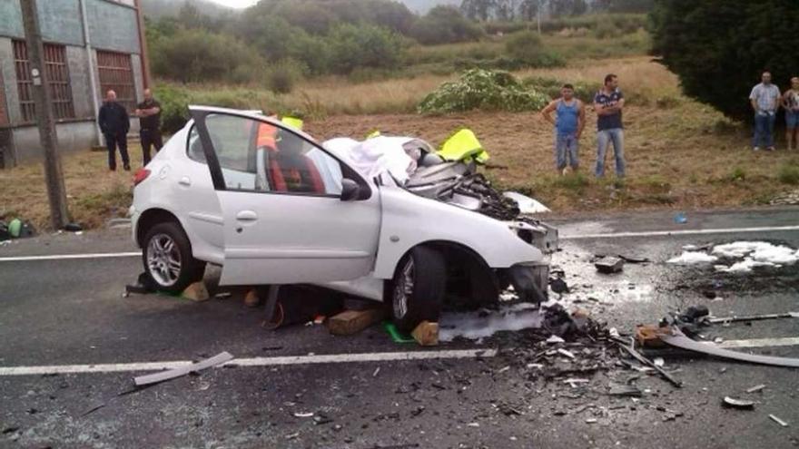 Estado en el que quedó el turismo implicado en el brutal accidente de ayer en A Escravitude, en Padrón. // FdV