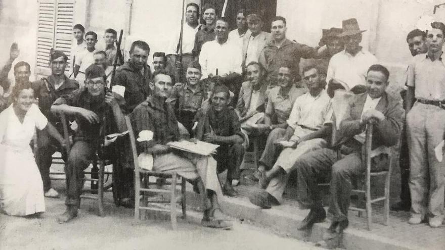 Gayà, ante el Ayuntamiento vestida de enfermera junto a falangistas, en 1936.