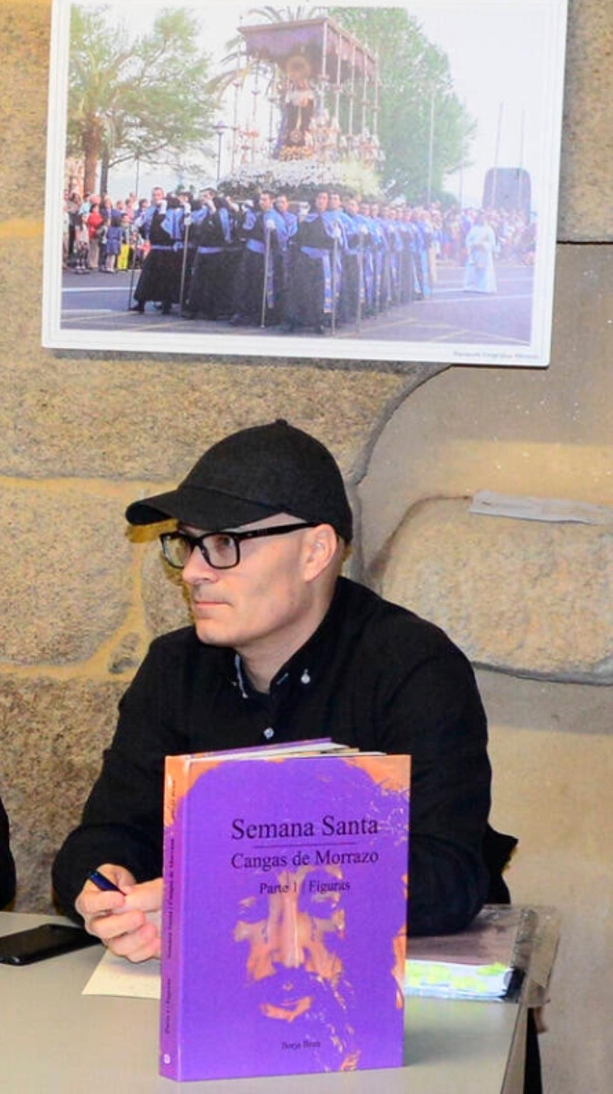 Borja Brun ante el libro sobre la Semana Santa.