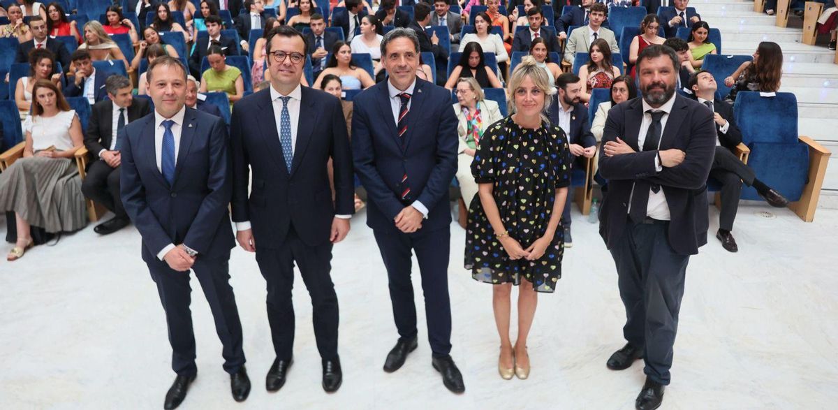 Por la izquierda, Diego Álvarez, vicedecano de Ordenación Académica de la Facultad de Derecho; Alejandro Abascal, Javier Fernández Teruelo, Beatriz Vázquez, vicedecana de Estudiantes; y Ángel Espiniella, secretario general de la Universidad de Oviedo, ayer, durante la graduación, en el Palacio de Congresos de Oviedo. | MARIO CANTELI