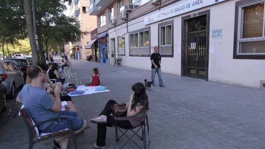 Aspirantes a una bolsa de empleo de enfermería, hacen guardia.