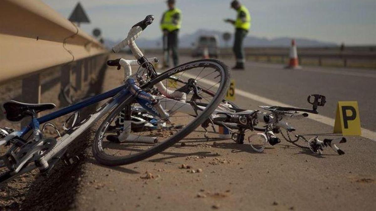 Imagen de una bicicleta tras un accidente en la carretera.