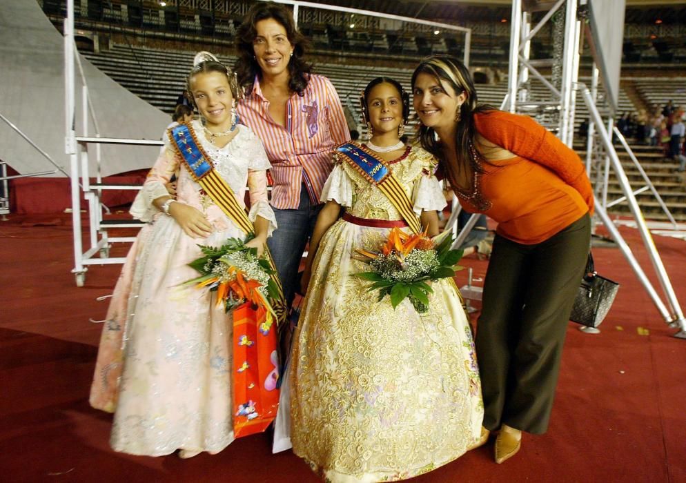 Corte 2006. Madres felices: Cuchita Lluch, fallera mayor infantil de Valencia de 1975 y "celebrity" valenciana y María José Amat, corte mayor de 1990, celebran la elección de sus hijas.