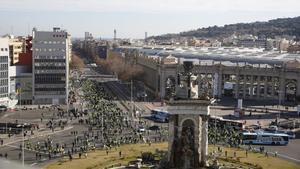 La protesta de taxistas en la plaza de Espanya de Barcelona.