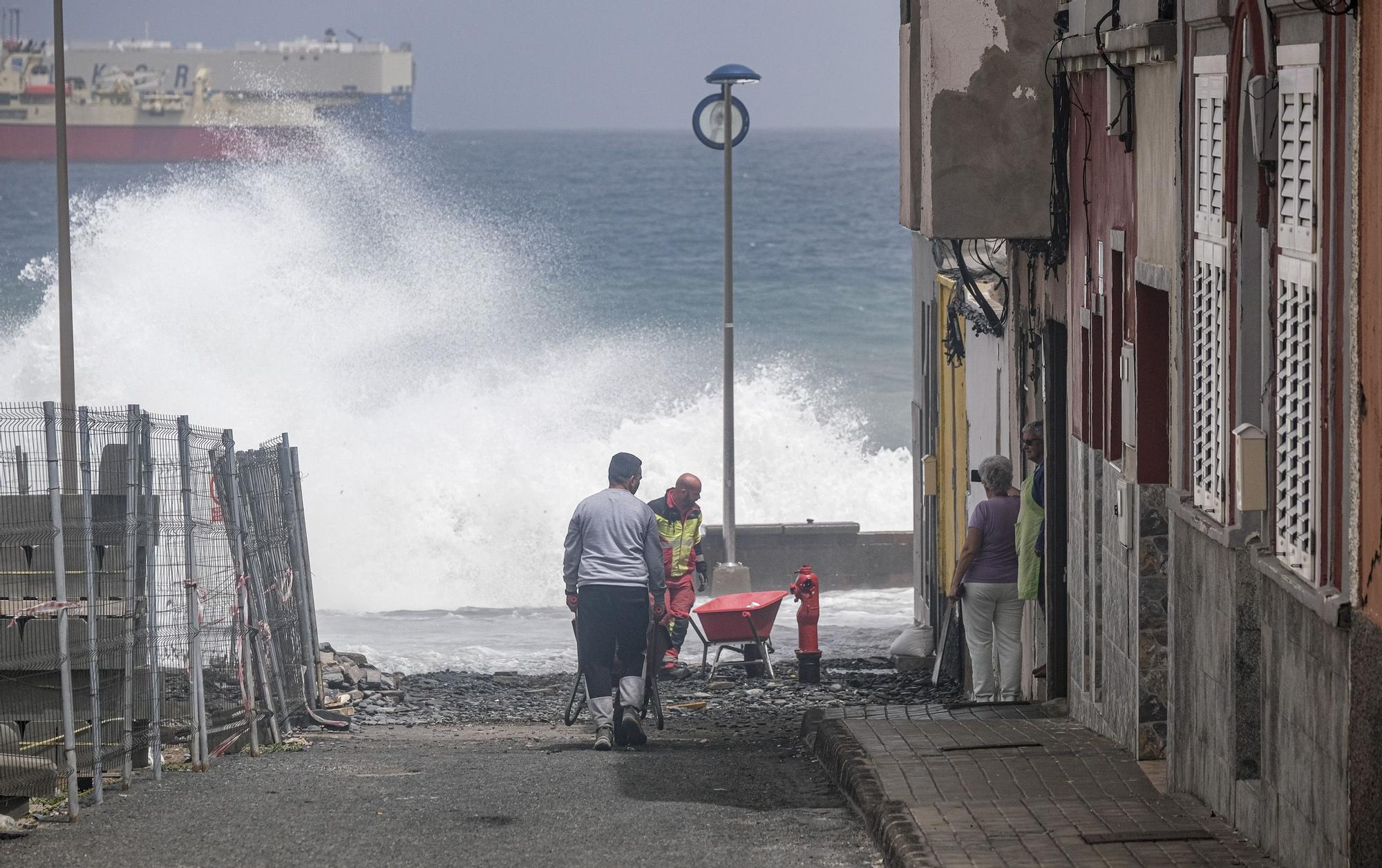 El fuerte oleaje de la pleamar inunda San Cristóbal