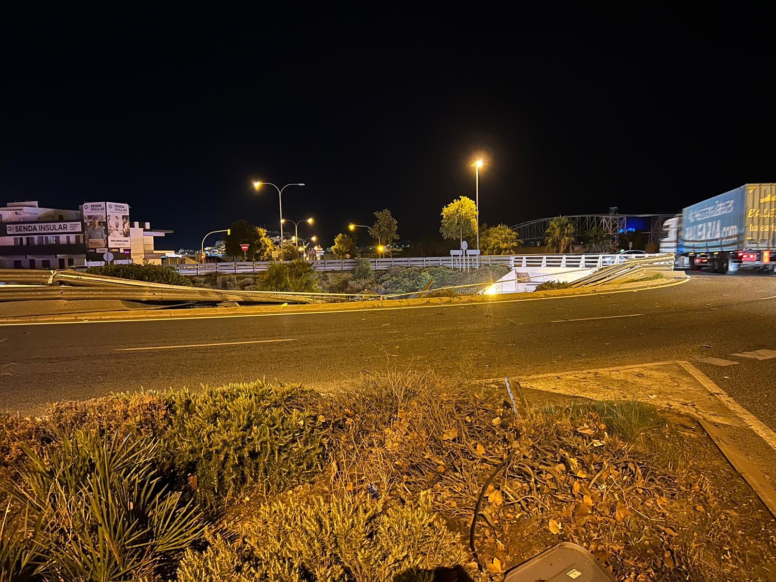 Accidente en Ibiza: un coche choca contra el quitamiedos de una rotonda y cae a la autovía