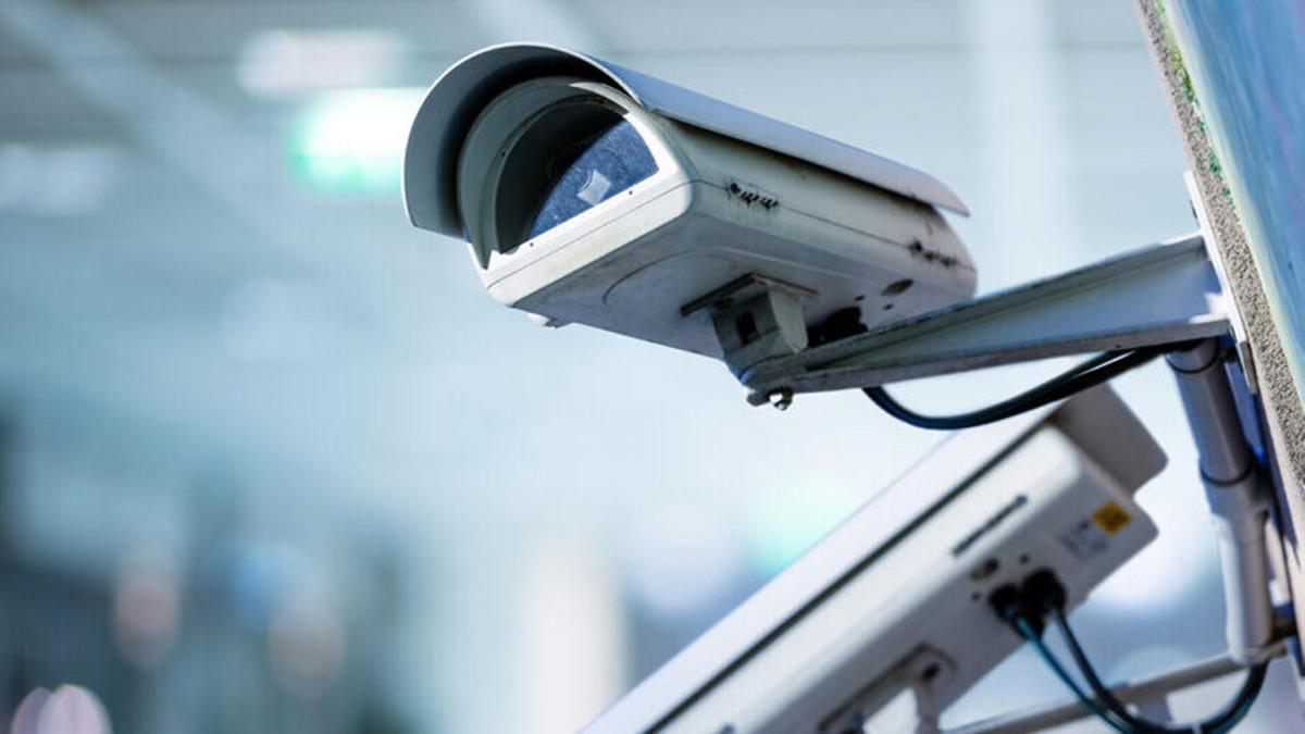 Las cámaras se han instalado en los accesos. closeup image of CCTV security camera with blurred background. Not Released (NR)