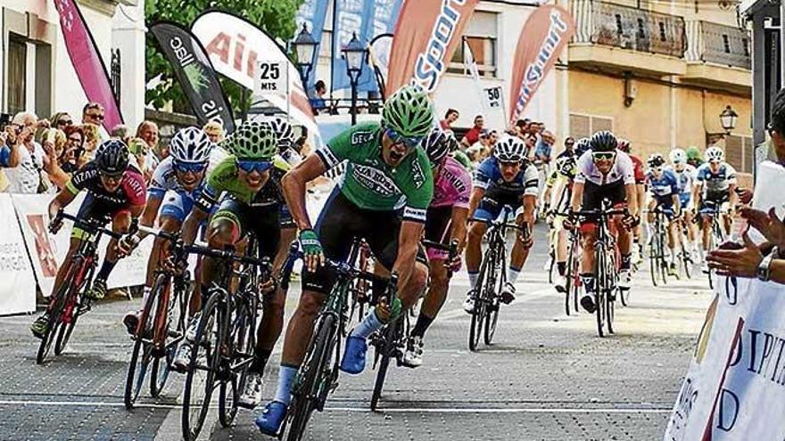 Jaume Sureda celebra su triunfo de ayer en meta.