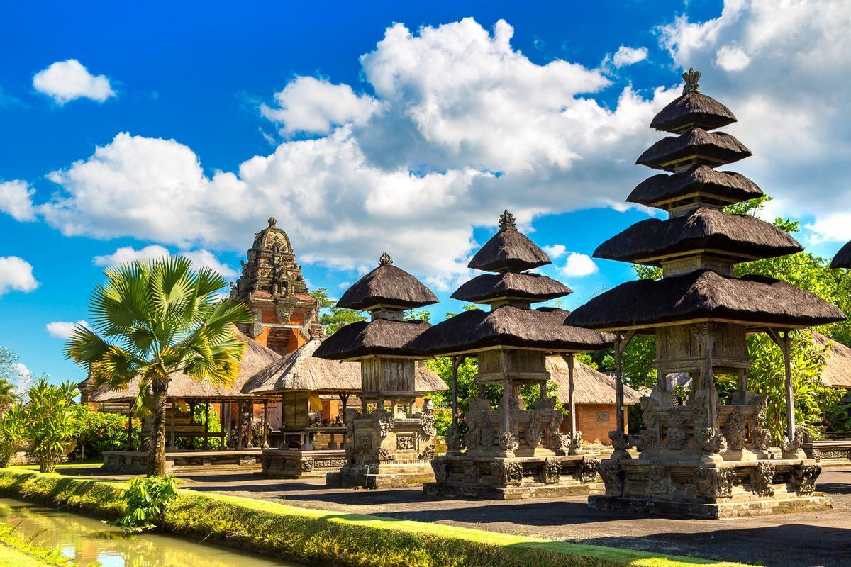 El templo Taman Ayun, en Mengwi, destaca por sus elegantes santuarios de varios tejados y sus jardines rodeados de agua, una de las imágenes más armoniosas de la arquitectura religiosa balinesa.