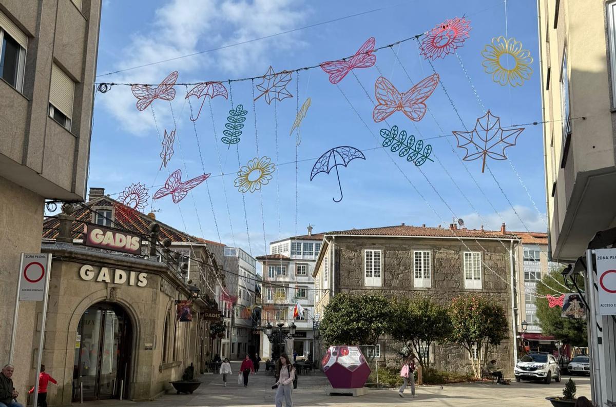 Montaje de las Luces de Padrón realizado parcialmente por Iluminaciones Santiaguesas con plástico reciclado.