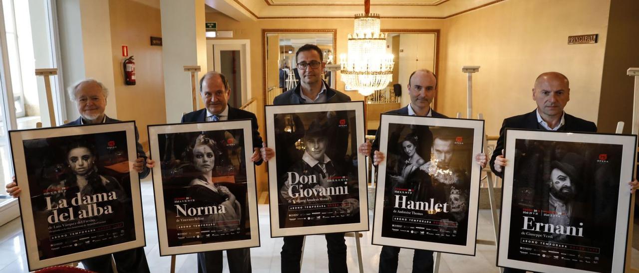 De izquierda a derecha, sosteniendo los carteles de los títulos de la próxima temporada de ópera del Campoamor, Luis Vázquez del Fresno, Juan Carlos Rodríguez-Ovejero, José Luis Costilla, Pablo León y Celestino Varela, ayer al mediodía, en el salón de té del teatro. | Luisma Murias |  LUISMA MURIAS