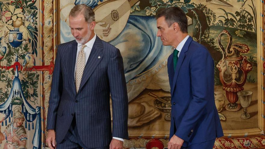 El rey Felipe VI mantiene el despacho de verano con el presidente del Gobierno, Pedro Sánchez (d), este martes en el Palacio de la Almudaina, en Palma.